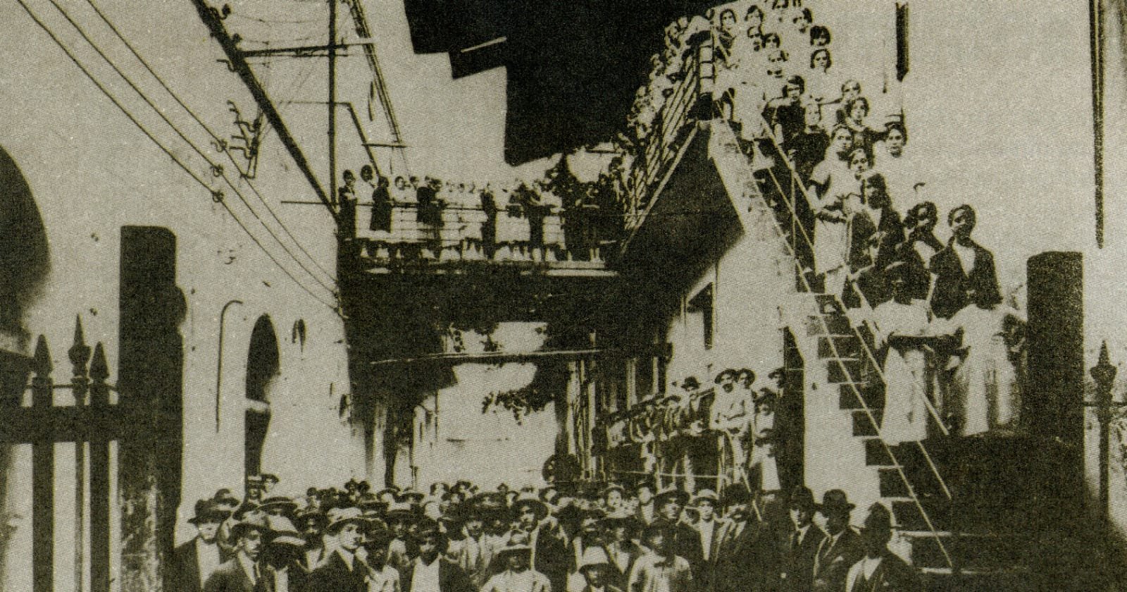 O Governo, tanto Federal quanto local, frequentemente deportava de personas non gratas do movimento operário com intuito de intimidar